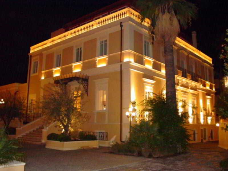 Una Hotels One CTA Exterior foto